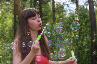 beyaz kadın olun kabarcık üfleyici açık havada