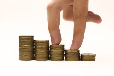 erkek parmak paralar merdivenlerde yürümek