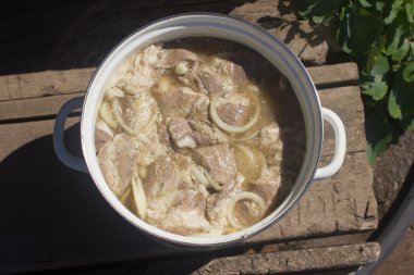 emaye tencerede kebap için çiğ et