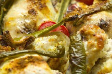 biber ve domates ile pişmiş tavuk