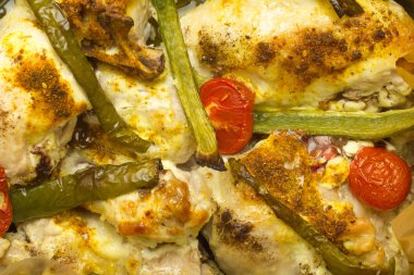 biber ve domates ile pişmiş tavuk