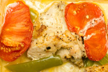 biber ve domates ile pişmiş tavuk