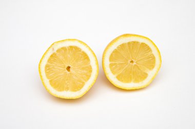 iki yarım limon meyve üzerinde beyaz izole