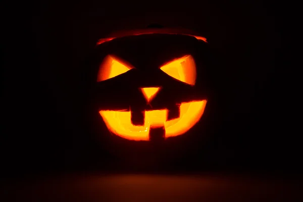 Halloween pumpa jack lykta på mörka Royaltyfria Stockfoton