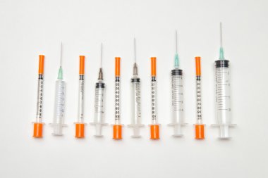 Beyaz arka plan üzerinde izole koleksiyonu şırınga