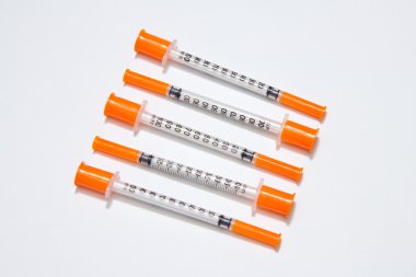 beyaz izole beş insülin şırınga