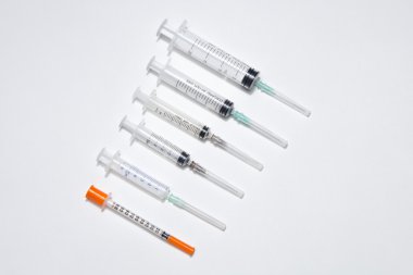 Beyaz arka plan üzerinde izole koleksiyonu şırınga