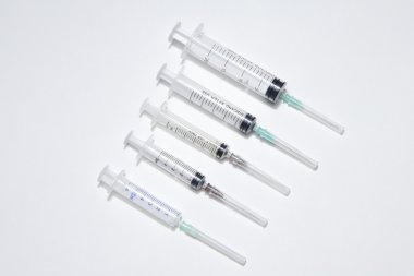 Beyaz arka plan üzerinde izole koleksiyonu şırınga