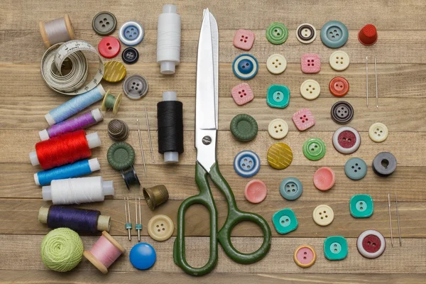 Kit de costura completa em fundos de madeira — Fotografia de Stock