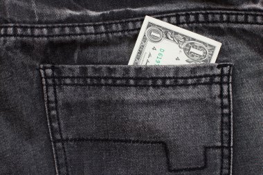 bir dolar nakit kot pantolon cebinde