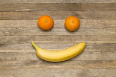 Mandarin ve muz meyve yapılan komik surat