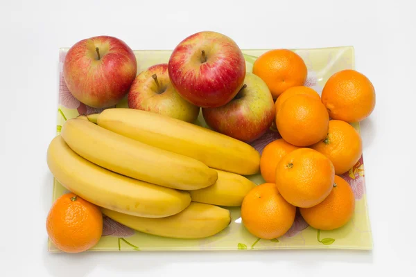 Composição de banana de maçã e frutos de tangerina na chapa — Fotografia de Stock