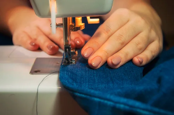 Woman Hands Sewing Blue Jeans Machine — Stock Photo, Image