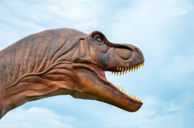 Gökyüzüne karşı ağzı açık Tyrannosaurus rex