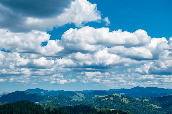 Belo céu azul nublado sobre montanhas verdes de verão, paisagem matinal — Fotografia de Stock