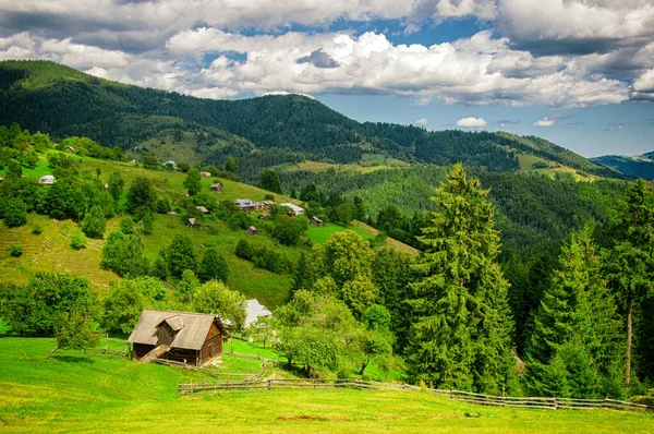 Drewniany dom na zboczach gór, piękny letni krajobraz, podróże — Zdjęcie stockowe