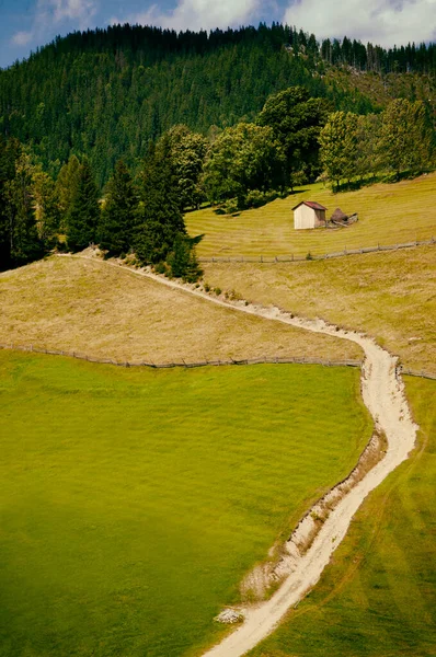 山の斜面を駆け上がる田舎道。ハイキングハイキング — ストック写真