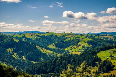 Dağın tepesinden köye manzara. Karpatların sabah manzarası.