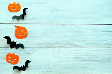 Cadılar Bayramı tatili, tahta arka planda kağıt balkabakları ve yarasalar.