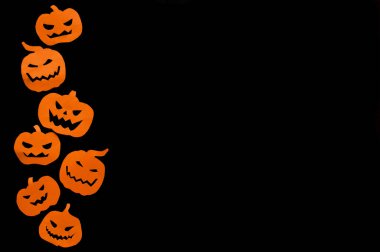 Cadılar Bayramı konsepti, siyah arka planda kağıt turuncu balkabakları.