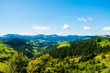 Dağın tepesinden köye manzara. Karpatların sabah manzarası.