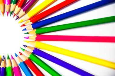 Beyaz arkaplanda yarım daire şeklinde boya kalemleri