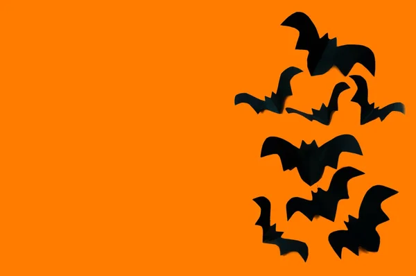 Halloween concept, zwart papieren vleermuizen op een oranje achtergrond — Stockfoto