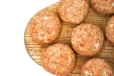 Doğrama tahtasındaki çiğ köfteler.