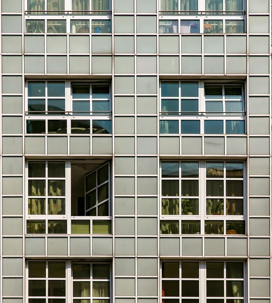 ΜΟΝΤΕΡΝΟ ΚΤΗΡΙΟ τοίχους και τα παράθυρα — Φωτογραφία Αρχείου
