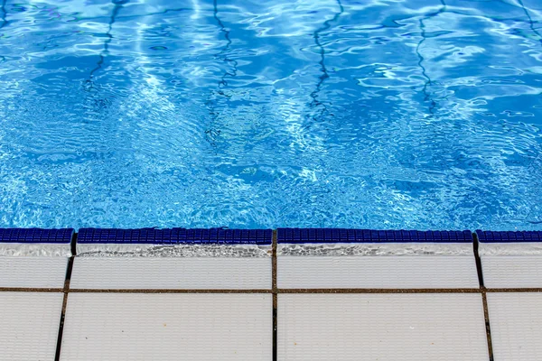 Yüzme Havuzu mavi su ile kat