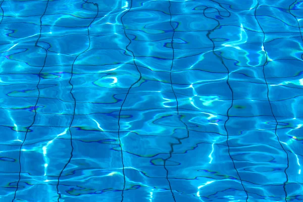 Yüzme havuzu mavi su