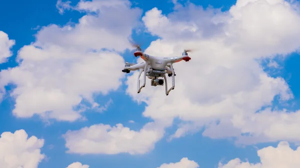 İHA havada uçuyor.