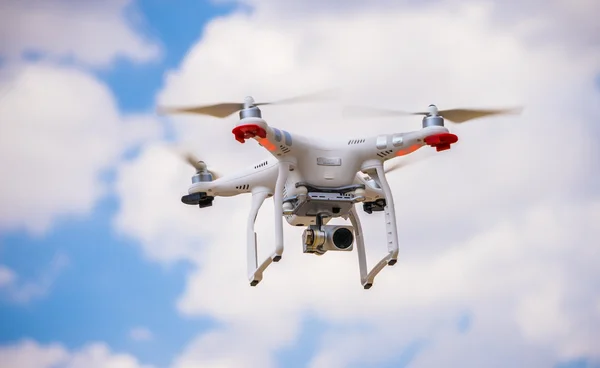 İHA havada uçuyor.