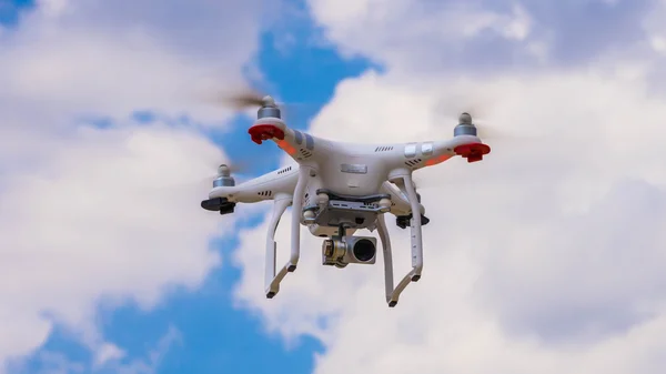 İHA havada uçuyor.