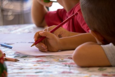 Çocuklar için kağıt çizim