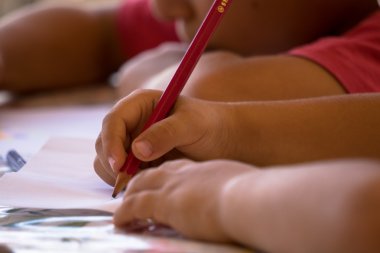 Çocuklar için kağıt çizim