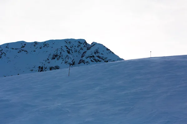 Picos de montaña con nieve —  Fotos de Stock