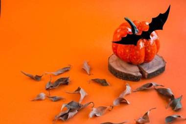 Cadılar Bayramı. Sonbahar tatili için arka planda bir yarasa, balkabağı ve mesaj için bir yer var. Uzayı kopyala Cadılar Bayramı 'nın dekorasyonu ve kutlaması..