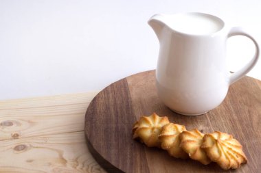 Kahvaltı için süt. Geleneksel kahvaltı için süt ve bisküvi. Kırsal tarzda. Boşluğu kopyala.