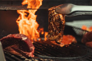 Tacın filetosu ve yemeğin ortasında ızgara ördek.