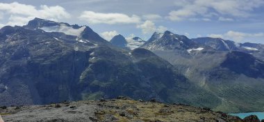 Norveç, Jotunheimen Ulusal Parkı 'ndaki dağlar yürüyüş, kamp ve seyahat için iyi bir yer..