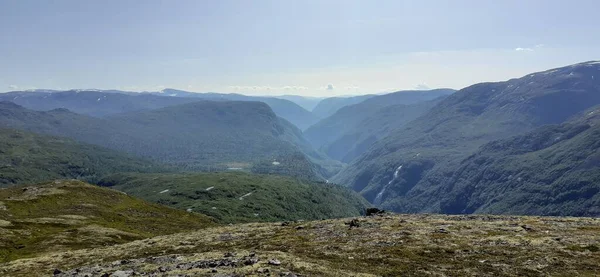 Jotunheimen Milli Parkı 'ndaki vadi manzarası Norveç' e giden ve kamp yapmayı ve yürüyüş yapmayı seven gezginler için en popüler yerdir..