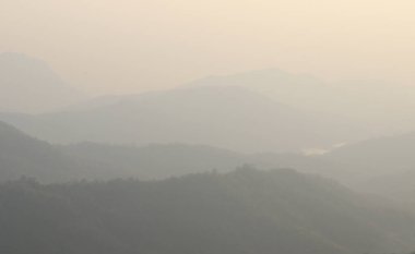 Sabah vakti sisli ve gökyüzü olan bir dağ. Yaz mevsiminde güzel doğal manzara. Panoramik manzara..