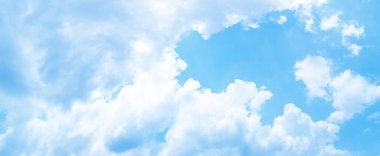 Küçük bulutlu Panorama mavi gökyüzü arkaplanı.