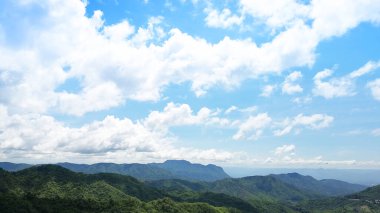 Dağlar mavi gökyüzü ve bulutla görülür. Doğa geçmişi. Tayland 'ın doğası.