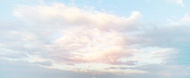 Panorama temiz mavi gökyüzü bulutlu ve turuncu güneş ışığı var. Akşam arkaplanındaki alacakaranlık gökyüzü ve bulut