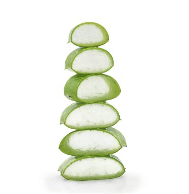 Aloe vera beyaz arkaplanda dilimlenmiş izolasyon ile ayrılır