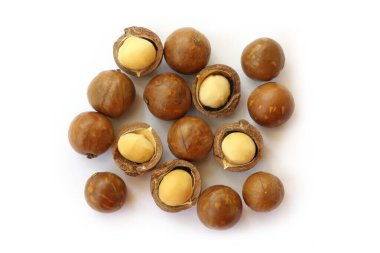 Üst görünümü kapat Macadamia cevizleri beyaz arkaplanda izole. 