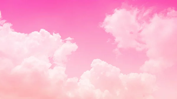 Beyaz bulutlu pembe gökyüzü.