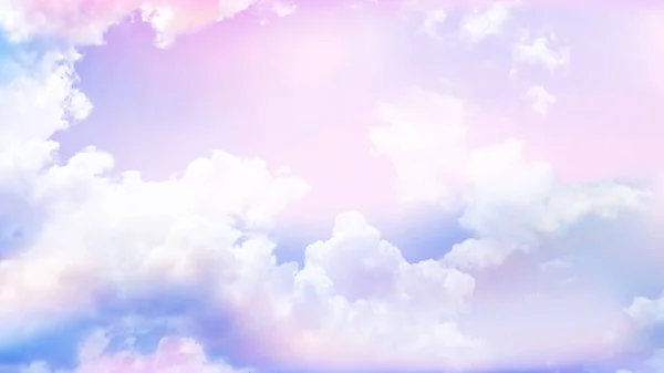 Beyaz Bulutlu Mor Gökyüzü Arkaplanı Pastel Gradyan Renk Ile Fantezi — Stok fotoğraf